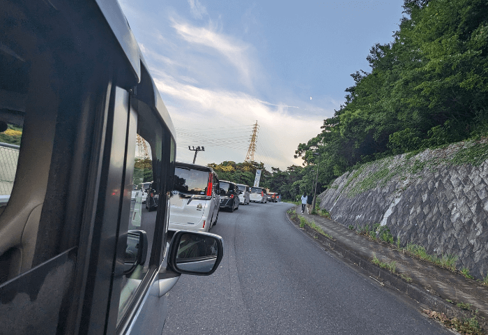 福岡県北九州市にある「到津の森公園」夜の動物園の駐車場に並ぶ車