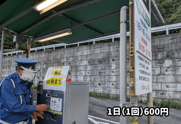 福岡県北九州市にある「到津の森公園」夜の動物園混雑時の駐車場
係員が駐車料金支払いのサポートをしてくれている様子
1日600円